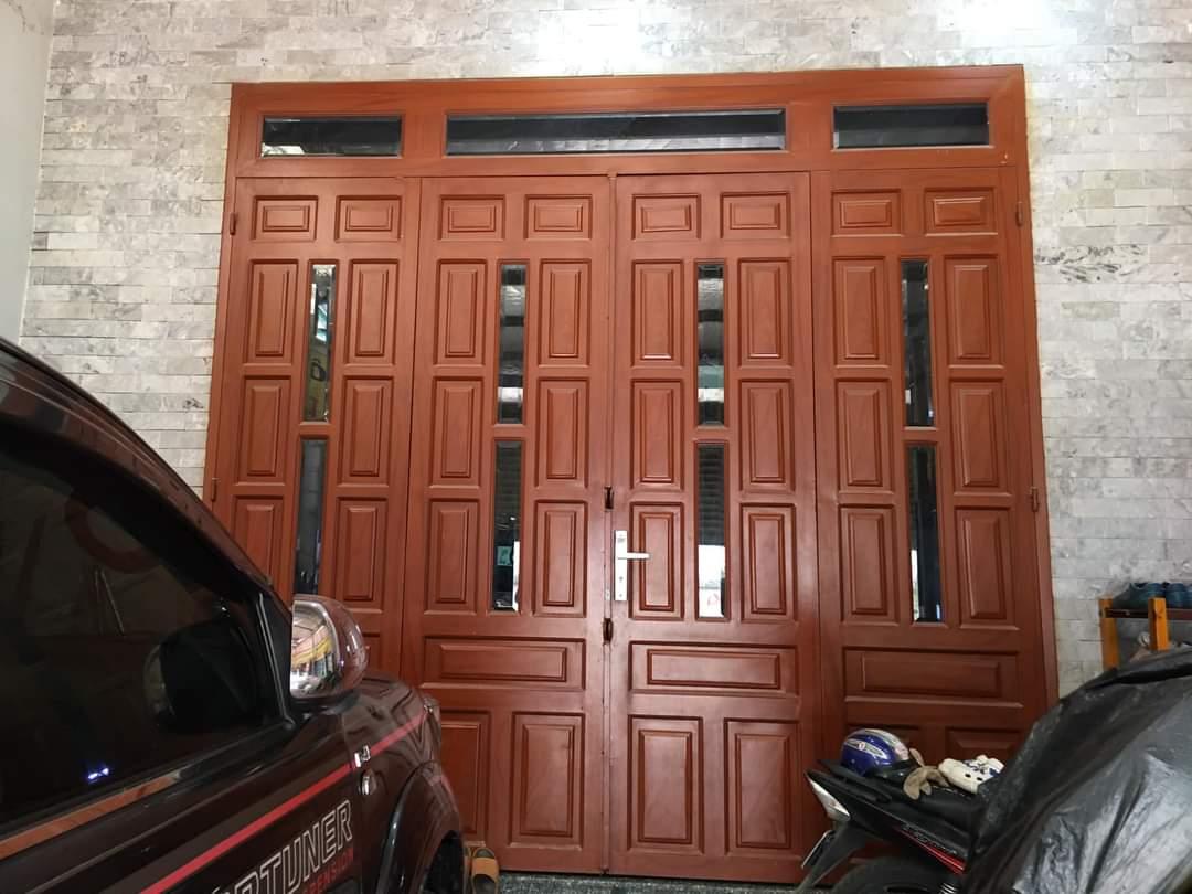 Tháo dỡ cửa gỗ cũ tại TPHCM